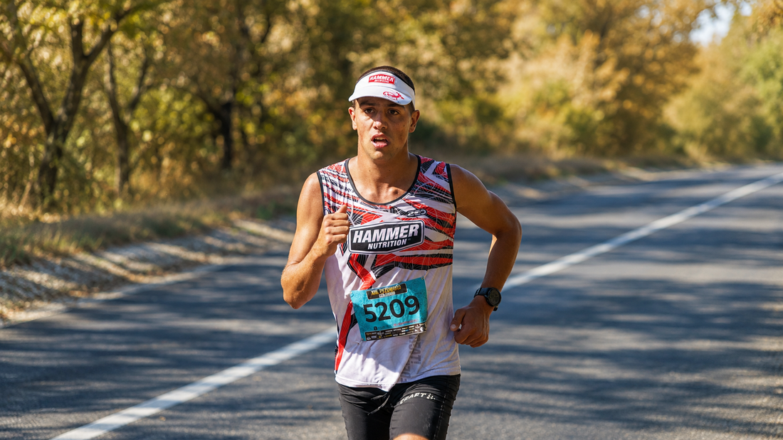 Vásárhelyi Máté Hammer Nutrition versenyruhában fut a PEZOWOOD Szőlőskör Hammer 50K versenyén.